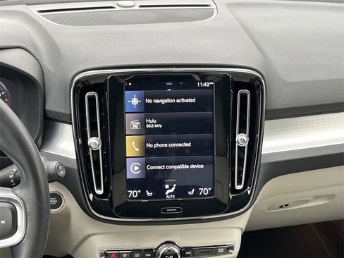 Used 2019 Volvo XC40 T4 Momentum image 16