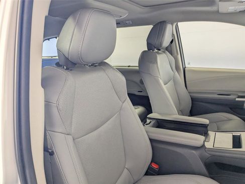 Used 2024 Toyota Sienna Limited image 45