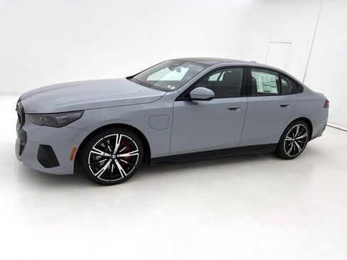 New 2027 BMW 550e xDrive AWD/4WD image 2