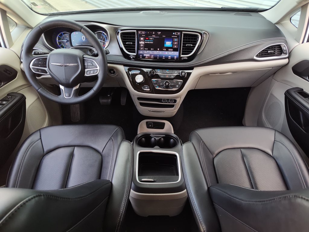 Used 2024 Chrysler Pacifica Limited FWD image 25