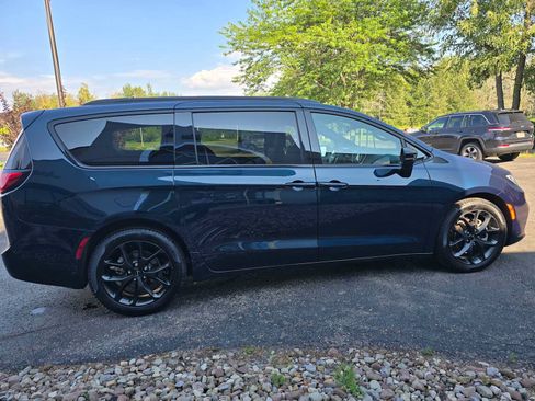 Used 2024 Chrysler Pacifica Touring-L w/ S Appearance Package FWD image 7