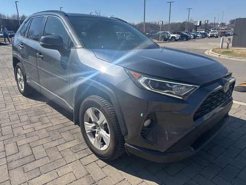 Used 2020 Toyota RAV4 XLE w/ Convenience Package image 2