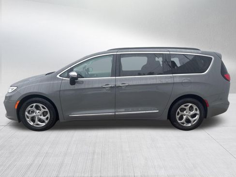 Used 2023 Chrysler Pacifica Limited FWD image 4