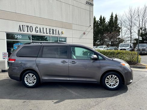 Used 2011 Toyota Sienna Limited image 3