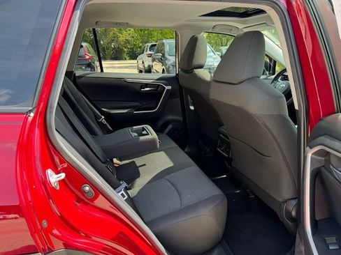 Used 2021 Toyota RAV4 XLE w/ Convenience Package FWD image 17