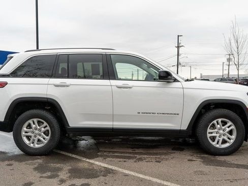 Used 2023 Jeep Grand Cherokee Laredo AWD/4WD image 5