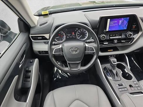 Used 2023 Toyota Highlander XLE AWD/4WD image 16