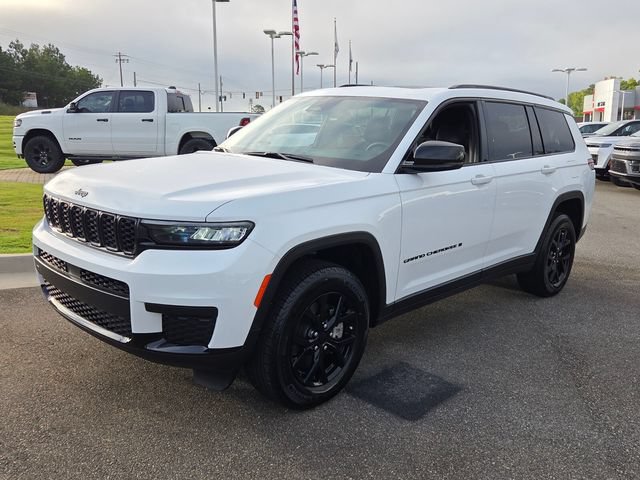 Used 2024 Jeep Grand Cherokee L Altitude RWD image 3