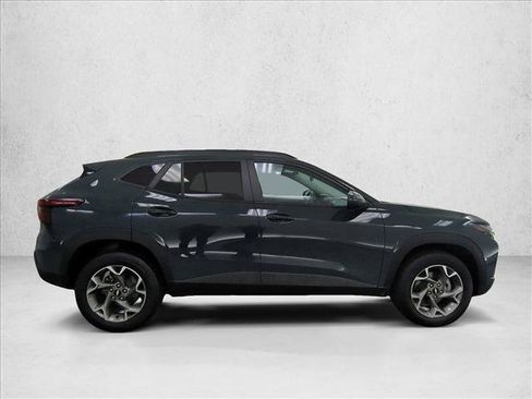 Used 2025 Chevrolet Trax LT FWD image 4