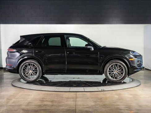 Used 2025 Porsche Cayenne AWD/4WD image 6