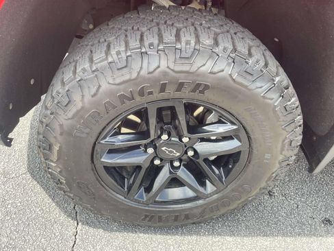 Used 2021 Chevrolet Silverado 1500 Custom Trail Boss w/ LPO, Dark Essentials Package AWD/4WD image 9