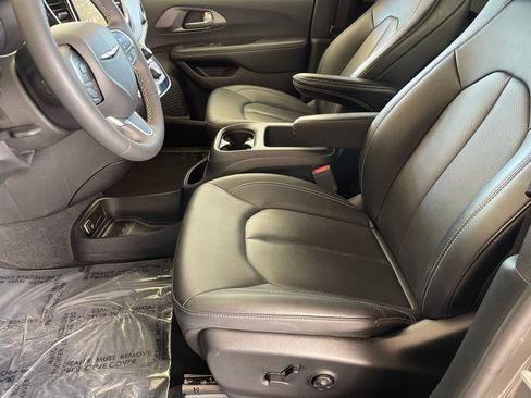 Used 2025 Chrysler Pacifica Select image 28