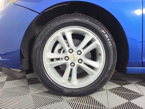 Used 2017 Chevrolet Cruze LT w/ Sun And Sound Package FWD image 11