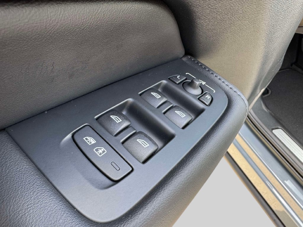 Used 2023 Volvo XC60 B5 Plus w/ Climate Package AWD/4WD image 19