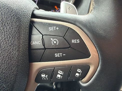 Used 2017 Jeep Grand Cherokee Overland w/ Jeep Active Safety Group AWD/4WD image 11