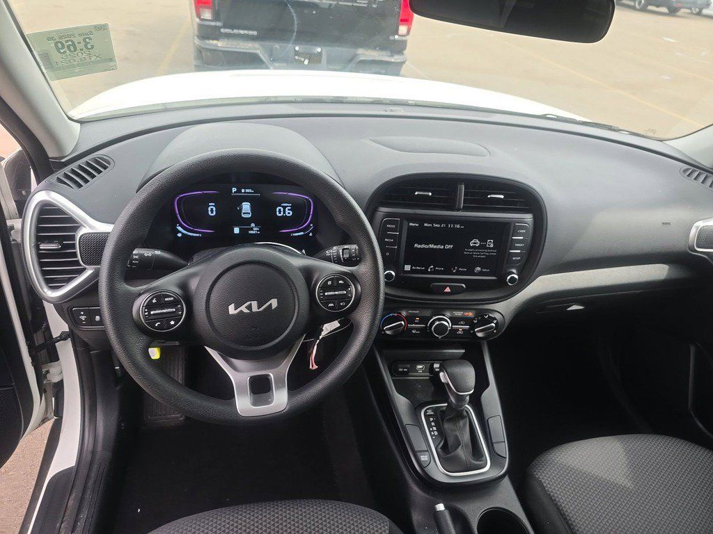 Used 2025 Kia Soul LX w/ LX Technology Package FWD image 9
