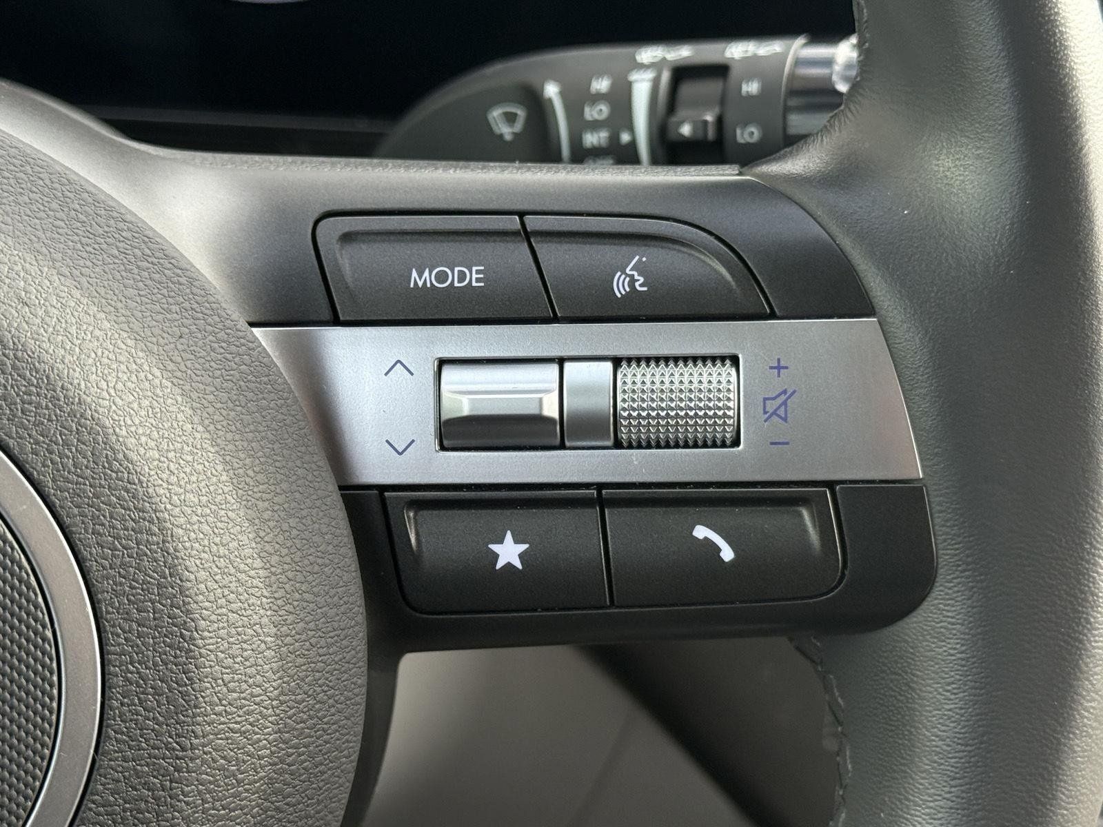 Used 2025 Hyundai Kona SEL AWD/4WD image 32