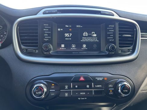 Used 2018 Kia Sorento LX image 29