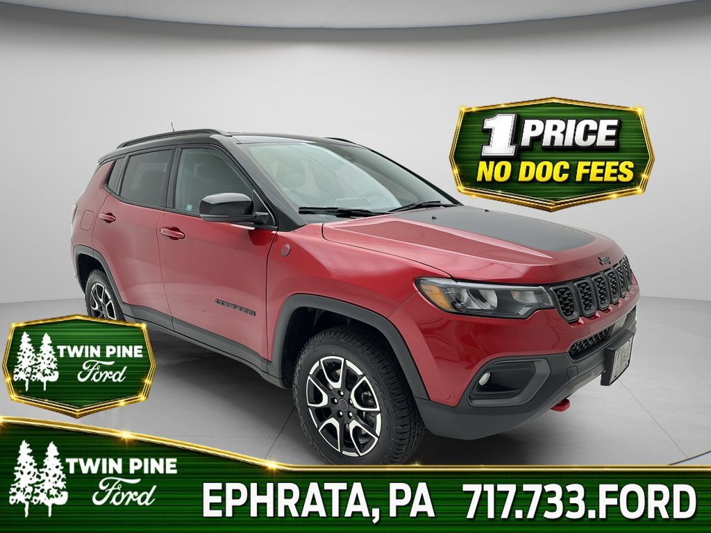 Used 2025 Jeep Compass Trailhawk AWD/4WD image 1