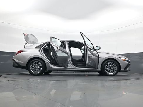 Certified 2024 Hyundai Elantra SEL image 33