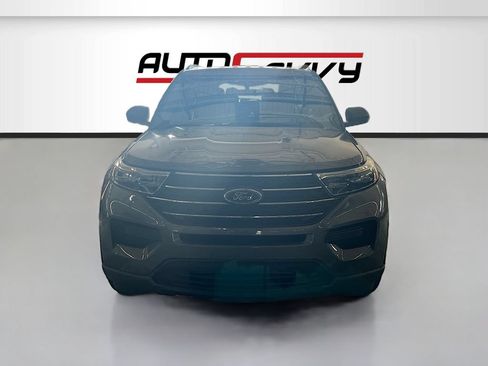 Used 2021 Ford Explorer XLT RWD image 2