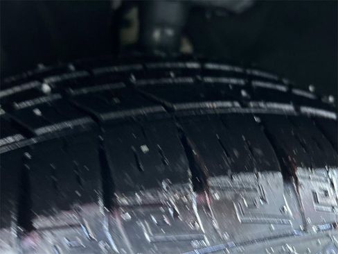 Used 2023 Chrysler Voyager LX image 10