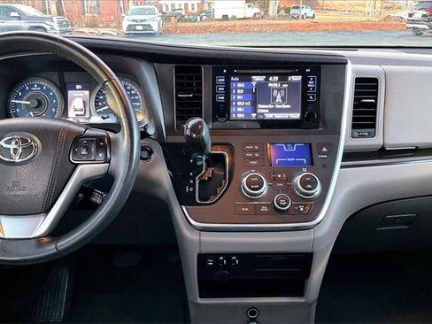 Used 2017 Toyota Sienna XLE image 16