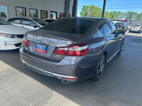 Used 2017 Honda Accord Touring image 6