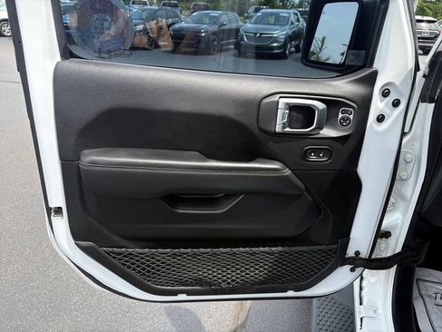 Used 2020 Jeep Wrangler Unlimited Sahara w/ Dual Top Group AWD/4WD image 17