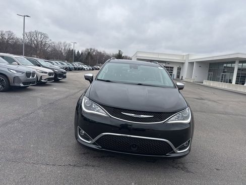 Used 2019 Chrysler Pacifica Limited w/ Advanced Safetytec Group image 2