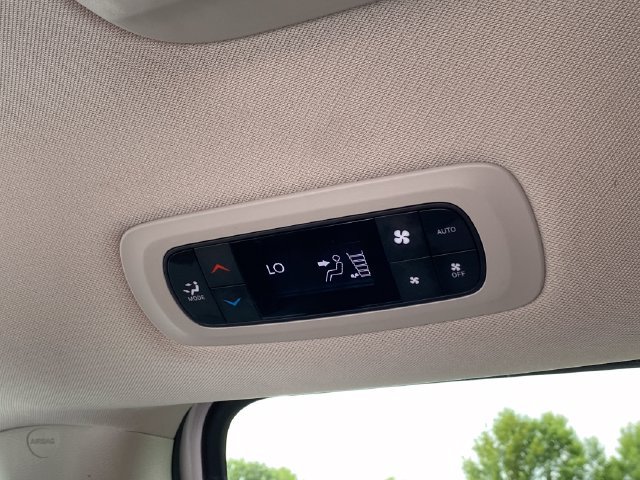 Used 2024 Chrysler Pacifica Limited FWD image 18