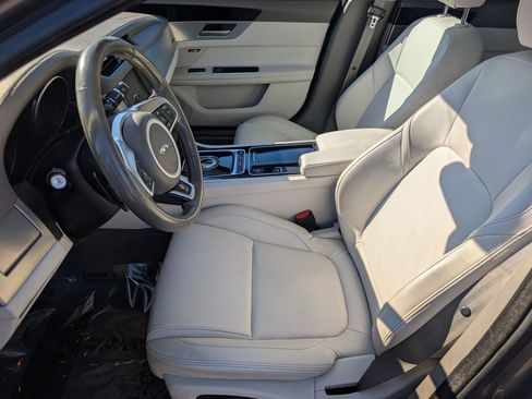Used 2017 Jaguar XF Premium image 5