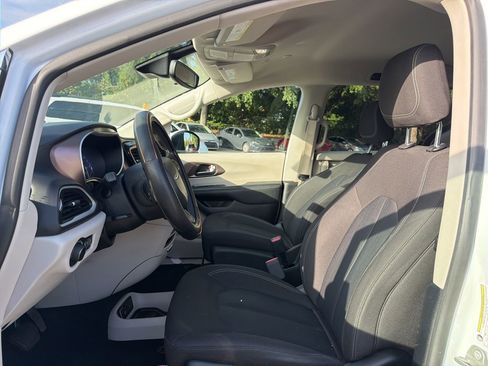 Used 2023 Chrysler Voyager LX FWD image 9