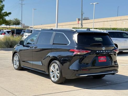 Used 2023 Toyota Sienna Platinum FWD image 4
