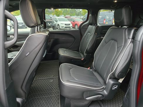 New 2026 Chrysler Pacifica Limited w/ Uconnect Theater Family Group image 21