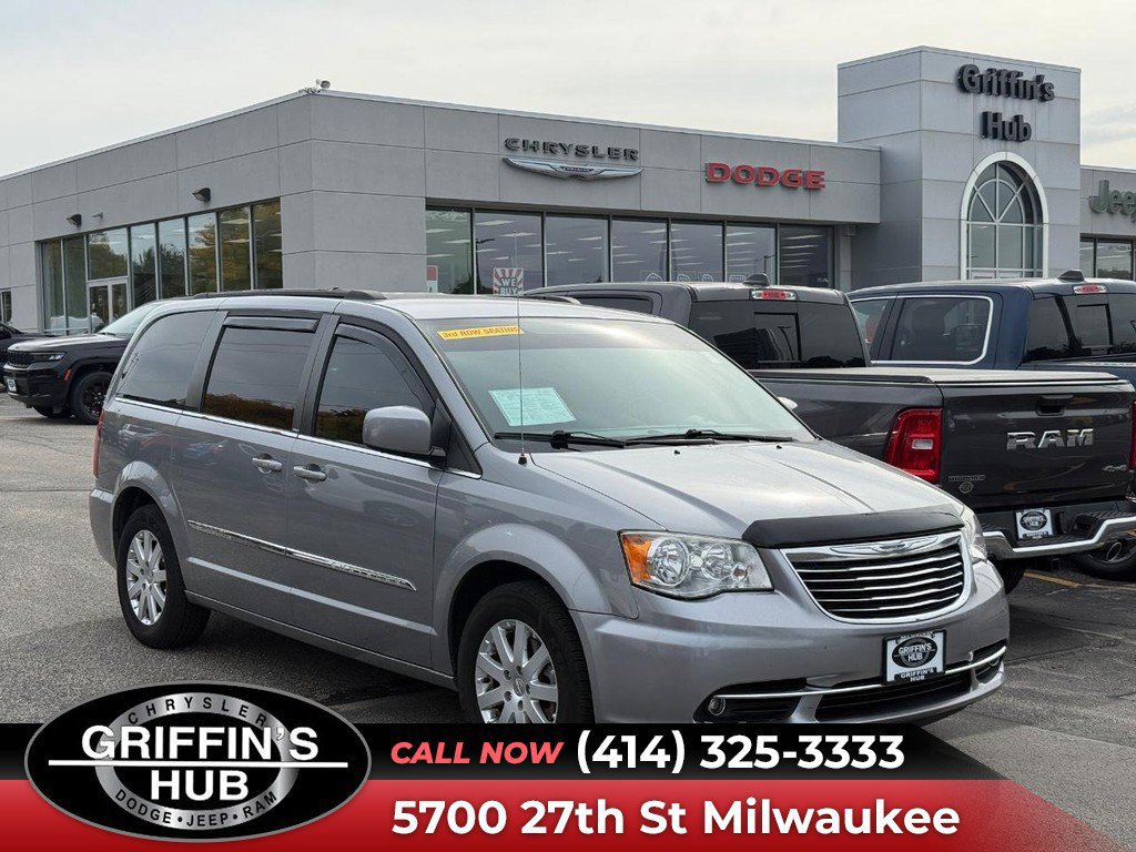 Used 2014 Chrysler Town & Country Touring FWD image 1