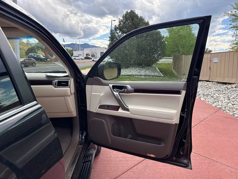 Used 2019 Lexus GX 460 Premium w/ Premium Package AWD/4WD image 31