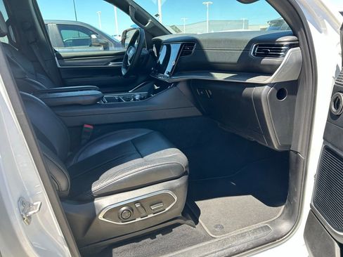 Used 2024 Jeep Wagoneer Series II w/ Flexible Seating Group RWD image 2