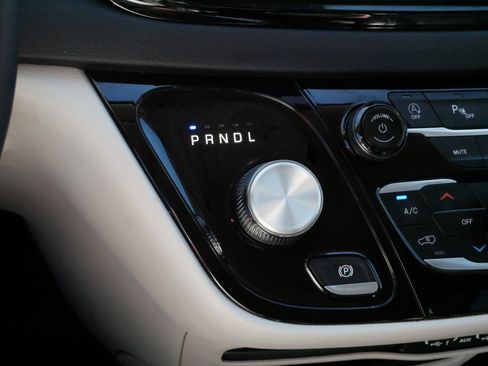 Used 2023 Chrysler Pacifica Touring-L image 24