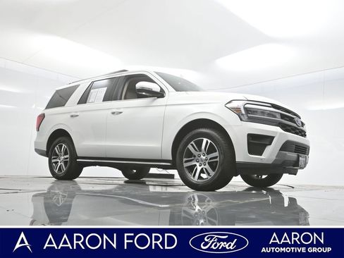 Used 2022 Ford Expedition XLT image 3
