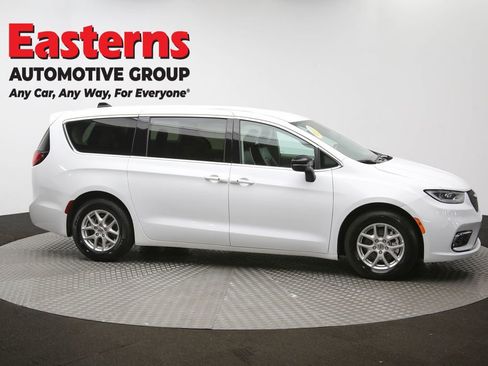 Used 2024 Chrysler Pacifica Touring-L image 45