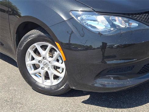 Certified 2023 Chrysler Voyager LX FWD image 4