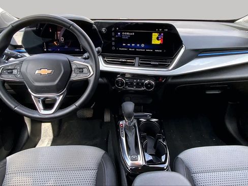 Used 2024 Chevrolet Trax LT w/ LT Convenience Package FWD image 16