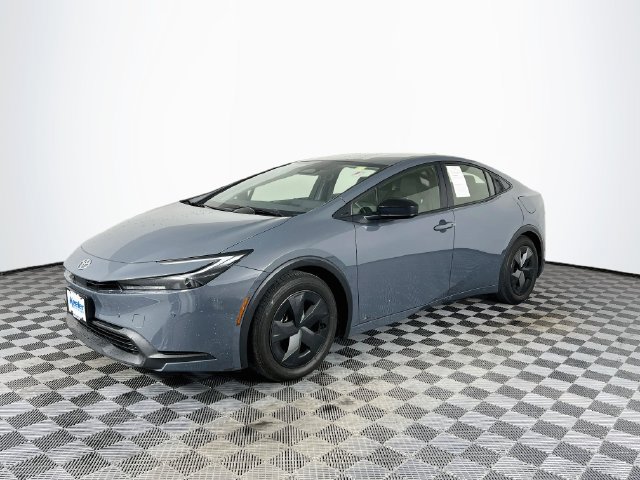 Used 2023 Toyota Prius LE AWD/4WD image 2
