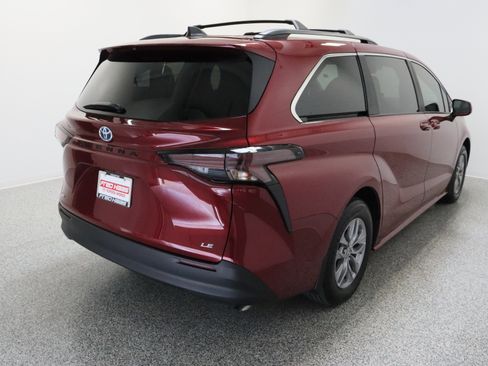 Used 2025 Toyota Sienna LE image 7
