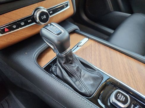 Used 2021 Volvo XC90 T6 Momentum w/ Climate Package image 12