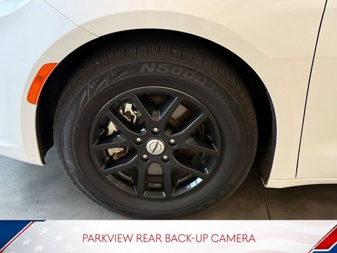 Used 2022 Chrysler Pacifica Touring-L FWD image 8