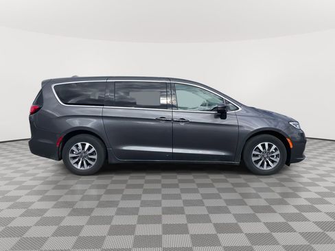 Used 2022 Chrysler Pacifica Touring-L image 8