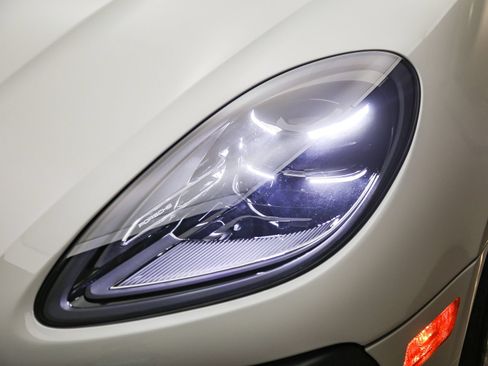 Certified 2023 Porsche Macan AWD/4WD image 11