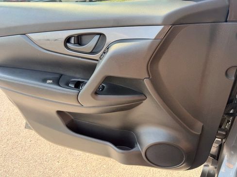 Used 2020 Nissan Rogue S FWD image 14